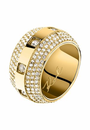 Anello largo in oro con file di piccoli diamanti e diamanti più grandi incastonati a quadrato intorno alla fascia, con firma incisa all'interno.