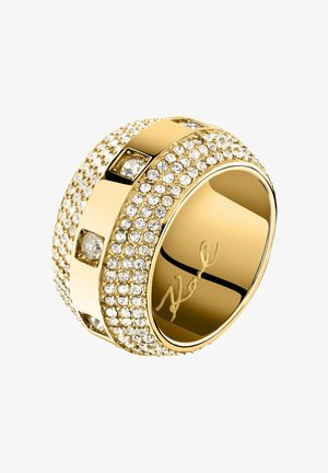 Anello largo in oro con file di piccoli diamanti e diamanti più grandi incastonati a quadrato intorno alla fascia, con firma incisa all'interno.