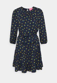 Marineblaues knielanges Kleid mit gelbem Blumenmuster, langen Ärmeln, gerafftem Taillengürtel, Rüschensaum und Ausschnittverschluss mit Schlitz.