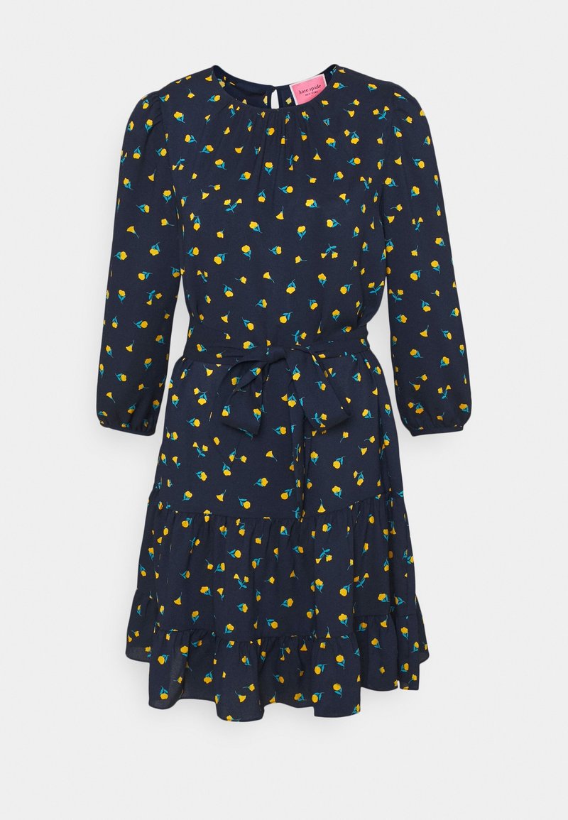 Marineblaues knielanges Kleid mit gelbem Blumenmuster, langen Ärmeln, gerafftem Taillengürtel, Rüschensaum und Ausschnittverschluss mit Schlitz.