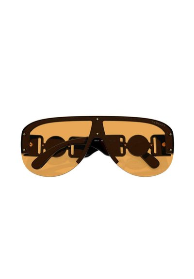 Occhiali da sole marroni oversize con lenti ambrate, caratterizzati da un design geometrico distintivo e dettagli hardware sul telaio.