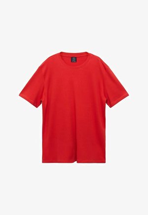 Červené bavlnené tričko s krátkymi rukávmi, okrúhlym výstrihom a rovnými strihom. Bez viditeľných vzorov alebo akcentov.