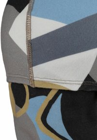 Mehrfarbiger Stoff mit geometrischen Mustern in Grautönen, Blau, Schwarz und Gold. Sichtbare Nähte und weiche, matte Textur.
