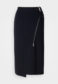 Jupe crayon marine en tissu extensible, dotée d'une fermeture éclair sur le côté, d'un ourlet asymétrique et d'une silhouette élégante.