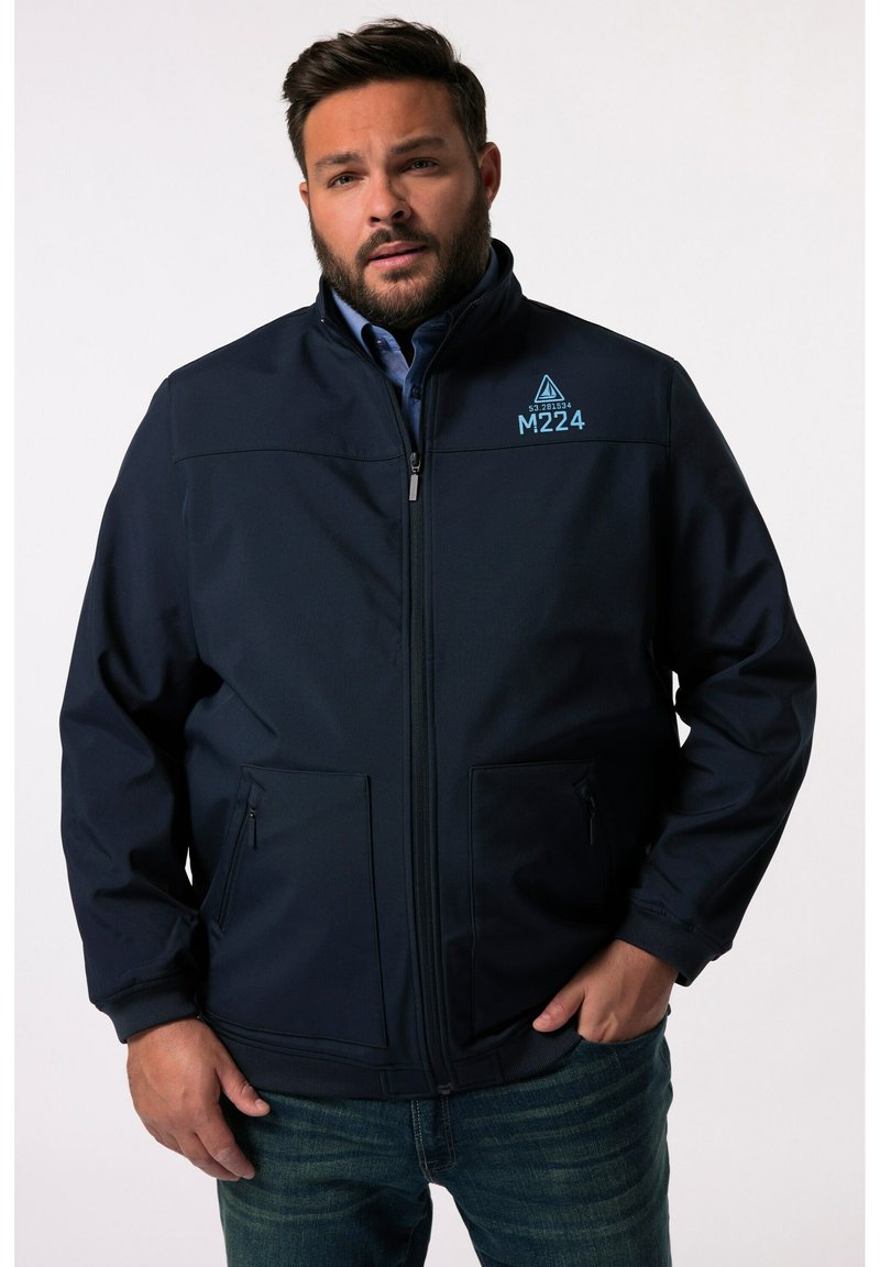 Giacca blu navy con zip frontale, polsini a costina e due tasche frontali. Presenta testo e logo blu sul petto. Tessuto morbido.