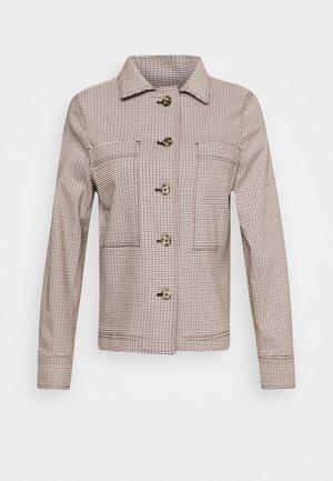 Chaqueta a cuadros marrón y beis hecha de tela tejida. Cuenta con un cuello, cinco botones, dos bolsillos en el pecho y mangas largas.