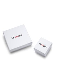 Baltas kartona dāvanu kastes divos izmēros, ar melno un sarkano logotipu "luluandjane", ar gludām, tīrām virsmām.