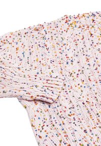 Gestrickter Pullover in Hellrosa mit mehrfarbigen Sprenkeln, Kabelmustern und gerippten Bündchen für Textur und Detail.