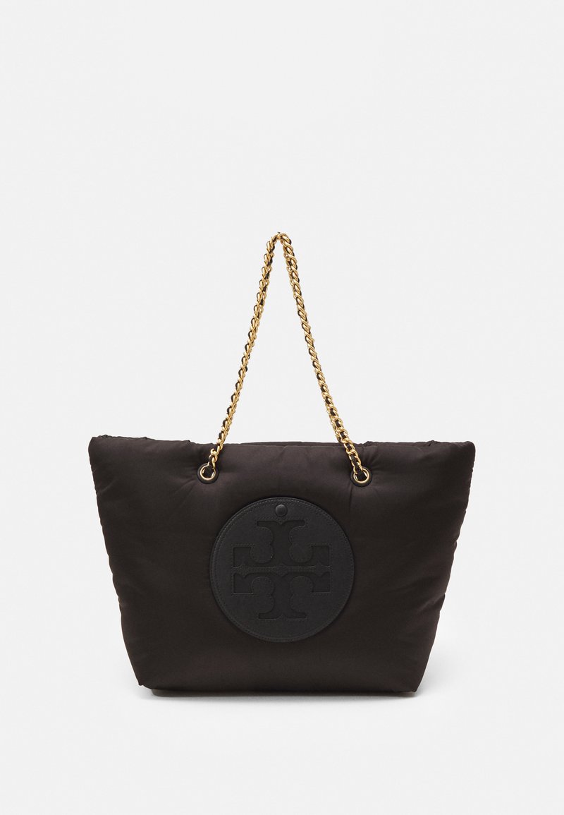 Borsa a tote nera trapuntata con manici a catena dorata e un logo in rilievo ben visibile sul davanti. Texture morbida con bordi arrotondati.