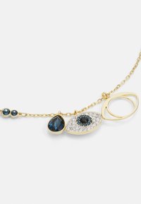 Colar de ouro com um design de olho, apresentando uma pedra central azul-escura, rodeada por pedras transparentes, e dois pingentes adicionais em azul-escuro.