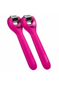 Deux dermarollers roses avec des micro-aiguilles en acier inoxydable, dotés de poignées ergonomiques et de lumières indicatrices, conçus pour les soins de la peau.