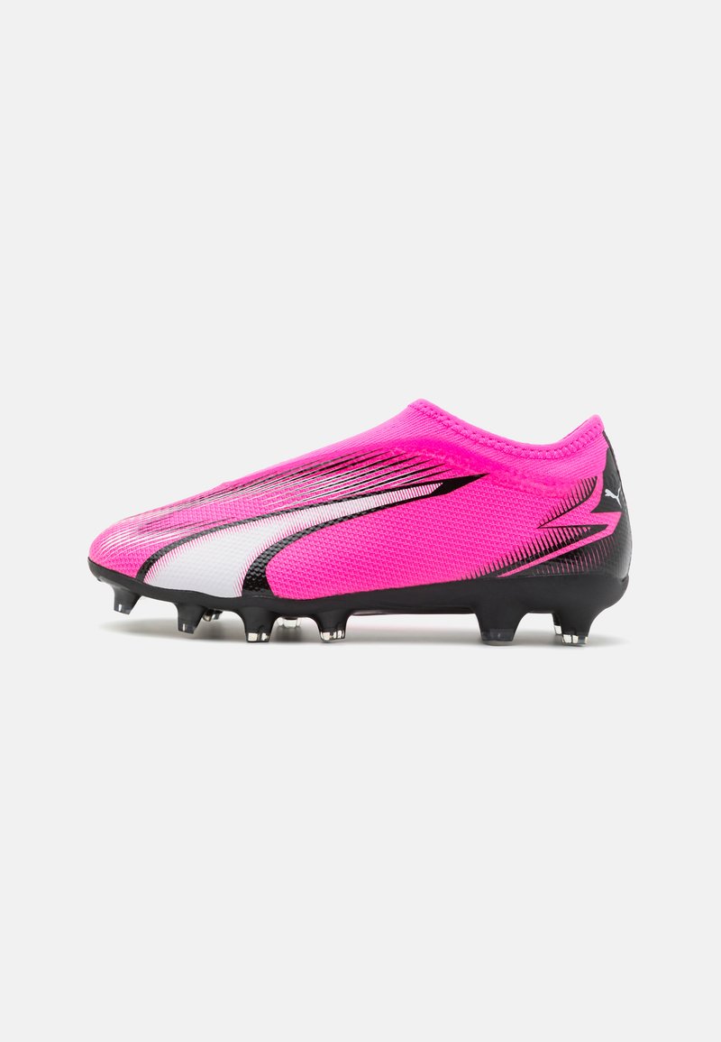 Scarpe sportive con una tomaia in rete rosa, accenti bianchi e neri, design elegante e tacchetti neri per la trazione.