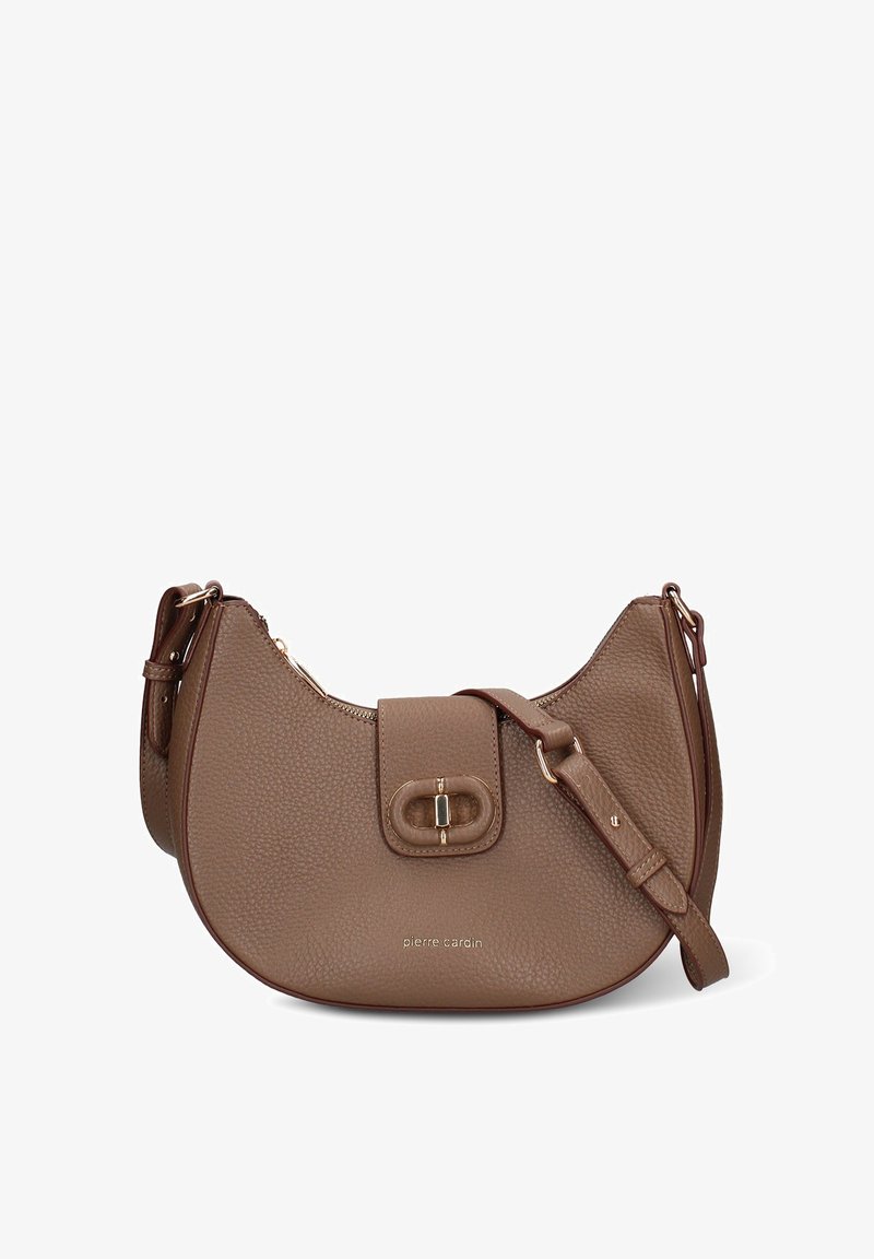 Borsa a tracolla in pelle marrone con forma curva, finitura testurizzata, chiusura con zip e patta frontale con dettaglio decorativo in metallo.