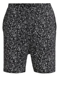 Czarne szorty z białym wzorem plam. Miękka tkanina, elastyczny pas i dopasowany krój. Długość do połowy uda, bez widocznych kieszeni.