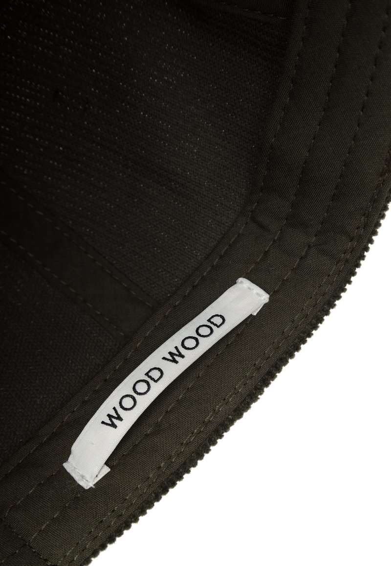 Zwarte textiel tas met een rechthoekige vorm, gestikte randen en een zichtbaar wit etiket met het merk "WOOD WOOD". Geweven interieurstof.