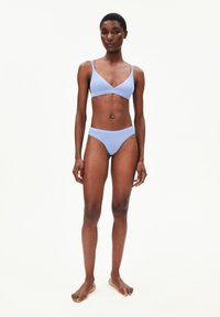 Lichtblauw bikini set gemaakt van zachte stof. Bevat een driehoekige bralette met verstelbare bandjes en een lage bikini onderkant.