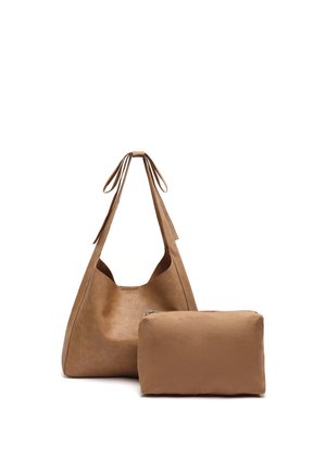 Hnedá kožená taška na rameno s dlhými rukoväťami zviazanými do mašlí, sprevádzaná zodpovedajúcou obdĺžnikovou taštičkou so zipsom vpredu.