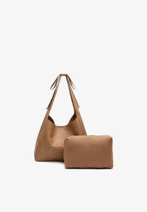 Rjava usnjena torba tote z dolgimi ročaji, vezanimi v pentlje, v sprednjem delu spremljana z usklajeno pravokotno torbico z zadrgo.