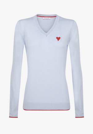 Lichtblauwe gebreide trui met een V-hals. Heeft rode hartborduursel op de linkerborst en rode accenten op de zoom en mouwboorden.