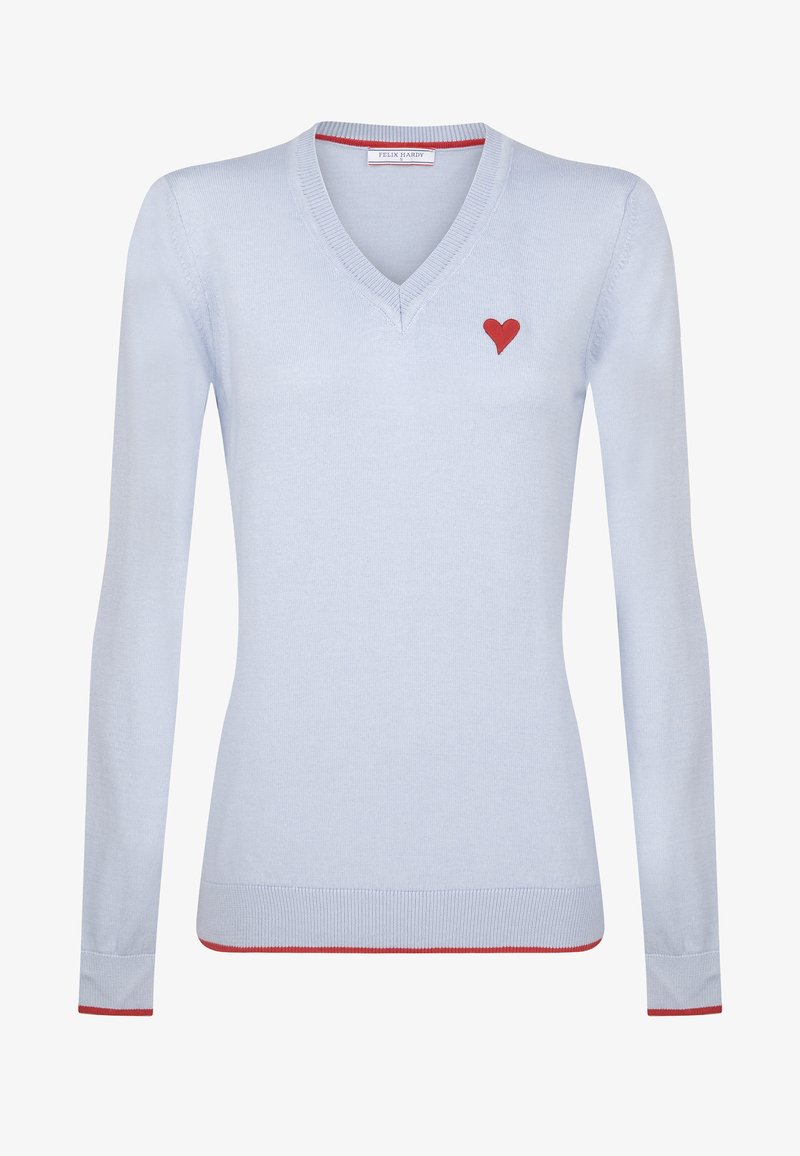 Maglione a collo a V di colore blu chiaro. Presenta ricami a forma di cuore rosso sul lato sinistro del petto e dettagli rossi sull'orlo e sui polsini delle maniche.