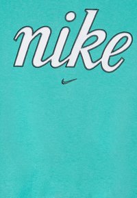 Nike Sportswear CLUB STAR - Ikdienas džemperis - green frost/vintage green