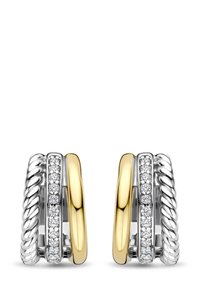 Hohlohrringe mit einem silbernen, gedrehten Design, goldenen Akzenten und einer Reihe klarer, funkelnder Steine. Glatte und strukturierte Oberflächen.