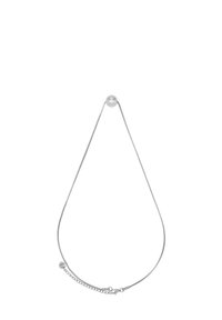 Sølvkjede med rund perle i midten, designet med en elegant, minimalistisk form og en liten justerbar lås.