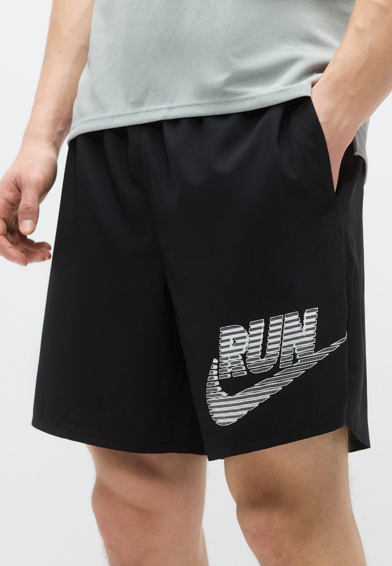 Schwarze Sportshorts mit dem Schriftzug "RUN" und dem Nike-Swoosh in weißen und grauen Streifen. Hergestellt aus leichtem, atmungsaktivem Material.