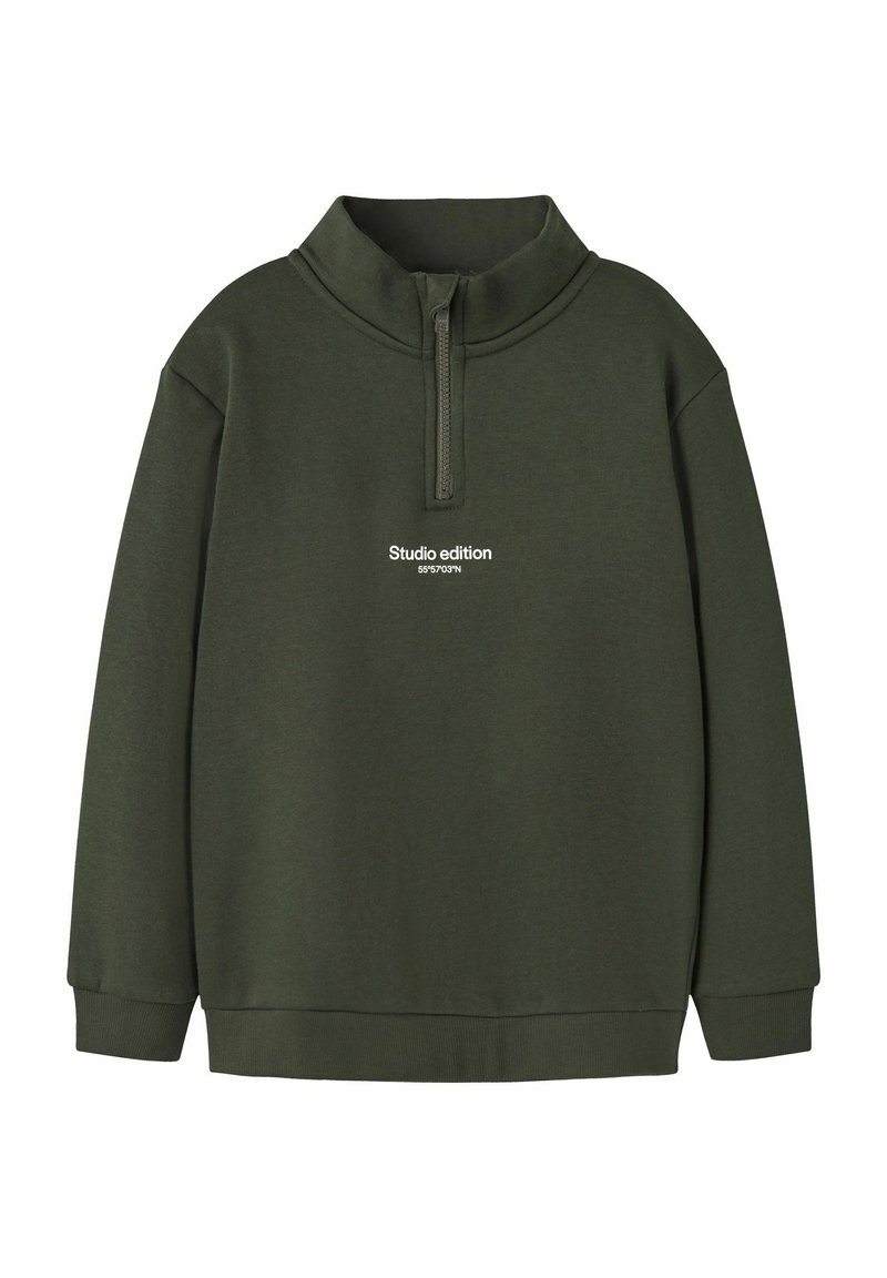 Olivegrüner Pullover mit hohem Kragen und Reißverschluss, auf der Brust mit dem Text "Studio edition 59°57'03"N" in Weiß bedruckt. Aus Baumwollmaterial, lässige Passform.