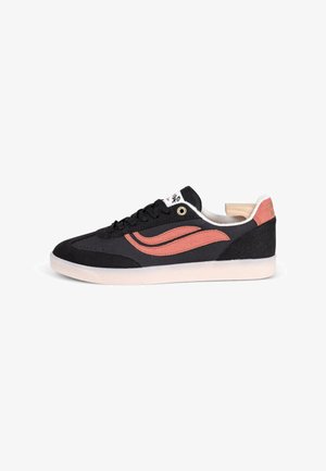 Sneaker nera con dettagli rosa, tomaia in tessuto, punta rotonda, design con lacci e suola in gomma bianca. Presenta dettagli cuciti e branding.