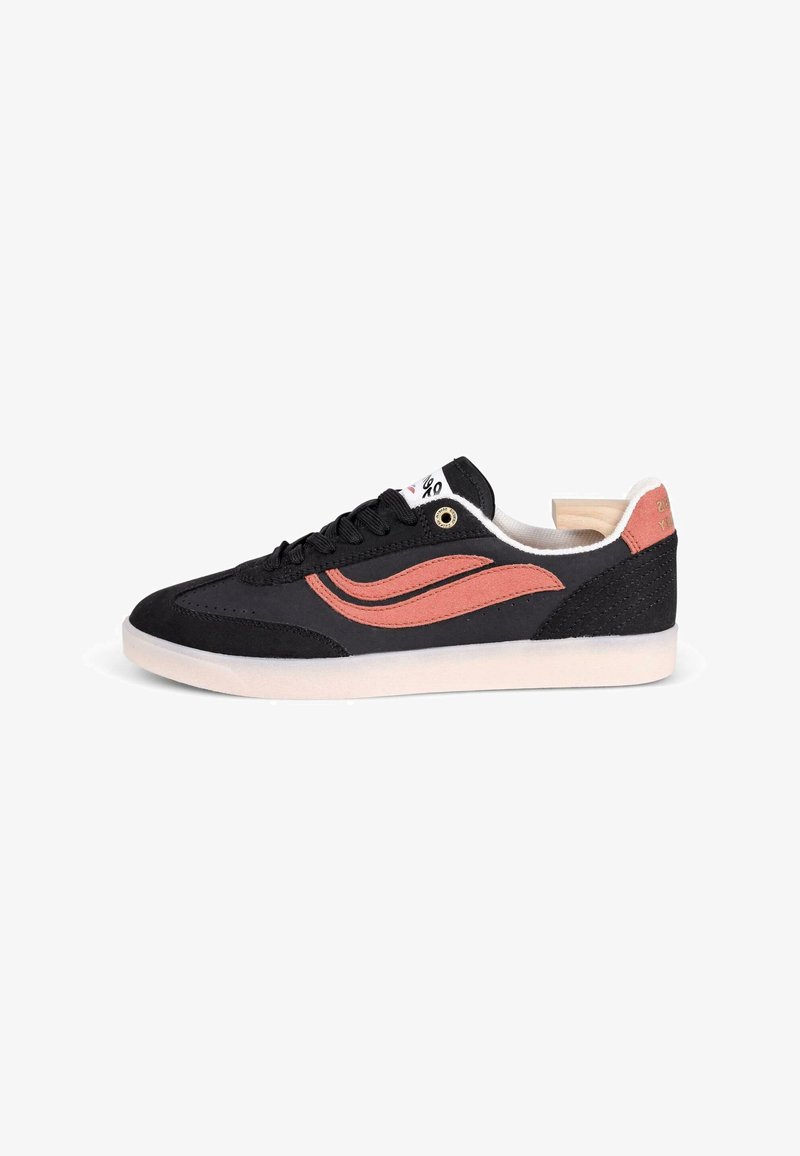 Fekete sneaker rózsaszín kiegészítőkkel, textil felsőrésszel, kerek orral, fűzős dizájnnal és fehér gumitalppal. Jellemzői közé tartozik a varrott részletek és a márkajelzés.