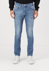 Ljusblå denimjeans med smal passform, som har en klassisk femfickdesign, subtil blekning och metallknappstängning.