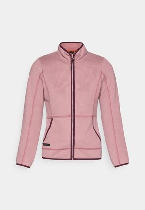 Rosa zip-genser med høy krage, kontrasterende mørk rosa sømmer, to frontlommer og en liten svart logo på siden. Myk tekstur.