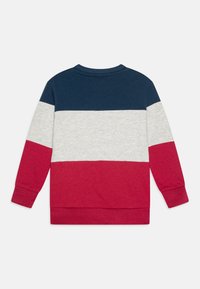 Rød, marineblå og gråstripet genser med lange ermer, bomullstoff, rund hals, og ribbestrikkede mansjetter og kant, med et sportslig design.