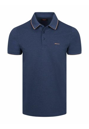 Marineblauw polohemd met korte mouwen en perzikkleurige bies aan kraag en mouwen, twee-knops plooi en klein "N.Z.A."-logo op de borst.