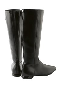 Bottes noires en cuir montantes, avec un talon rond bas, une pointe effilée et une fermeture éclair sur le côté. Texture lisse avec un minimum de détails en couture.