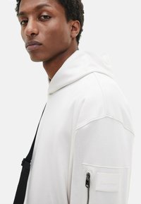 Calvin Klein RELAXED - Felpa con cappuccio - stony beige