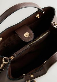 Braune Lederhandtasche mit strukturiertem Äußeren, goldenen Hardware-Akzenten, einem magnetischen Verschluss und einer Innenzippertasche.