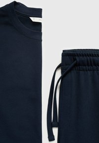 Navyblaue Baumwoll-Sweatshirt und passende Jogginghosen mit Rundhalsausschnitt, elastischem Bund und Kordelzugdetails.
