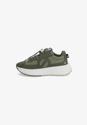 Scarpe sportive verdi con una superficie testurizzata, forma arrotondata e suola bianca imbottita. Presentano un sistema di lacci a toggle e dettagli con logo.