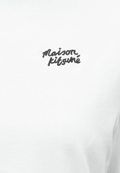 Tricou alb din bumbac, cu un logo brodat negru "maison kitsuné" situat în partea stângă sus. Textură netedă, design casual.