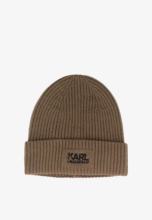 Bruine gebreide beanie met ribbeltextuur, voorzien van een zwart logopatch genaaid op de omgeslagen rand. Glad, warm materiaal zonder patronen.