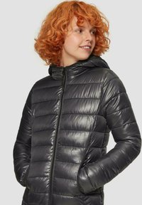 Schwarze Daunenjacke mit horizontal gestepptem Design, glatter Textur, Reißverschluss und Kapuze. Verfügt über Seitentaschen und elastische Bündchen.