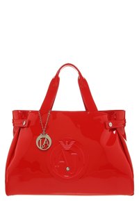 Punainen patenttinahkainen käsilaukku, jossa on kaksinkertaiset kahvat, kohokuvioitu logo ja ketjuviimeistely. Korostaa suoraa muotoilua ja teksturoituja sivuja.