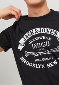 Jack & Jones O-NECK - Apdrukāts T-krekls - black