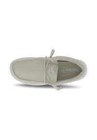Scarpa in tela beige chiaro con punta rotonda, dettagli con lacci e logo sulla linguetta. Parte superiore testurizzata con suola in gomma bianca.