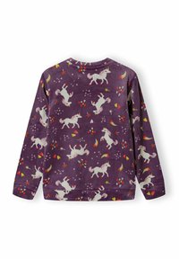 Fialový fleece svetr s hravým vzorem jednorožce, srdcí a duhov, dlouhými rukávy a kulatým výstřihem.