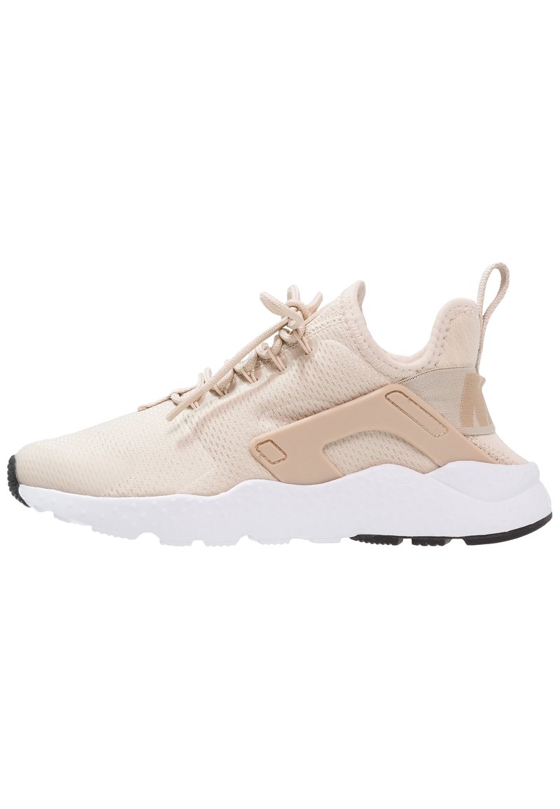 Beige sportskor med ovandel i mesh, rund tå och stötdämpande mellansula. Utrustad med dragflik och gummiyttersula för bra grepp.