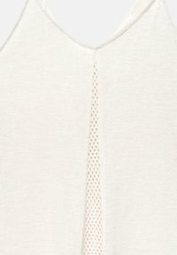 Débardeur blanc avec un dos texturé présentant un motif vertical ajouré, fabriqué en tissu léger avec une finition lisse.