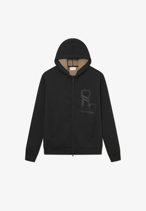 Schwarze Zip-Hoodie mit einer Kordelzugkapuze, zwei Fronttaschen und einem strukturierten Logodetail auf der Brust, aus glattem Material.